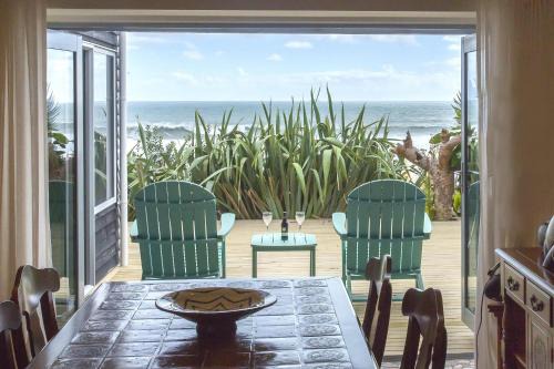 Chester Cottage Beachfront - direct ocean access in Oakura