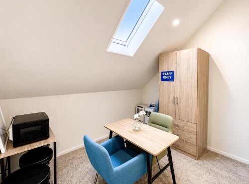 Cozy Top-Floor Stay with Private Bathrooms and Free Parking in Auckland