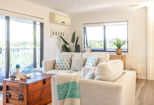 Skomer House - Sea Views & Central Waiheke Living in Auckland