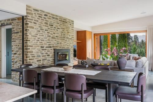 Waiora at 42- BBQ- Hot Tub- Free Parking-Fireplace in Queenstown
