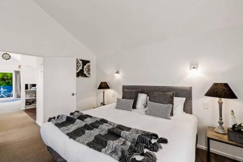 Historic Stone Cottage - Alley Apartment with Spa in Queenstown