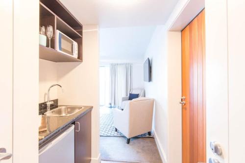 Alpine Village - Lake Edge Studio Apartment in Queenstown