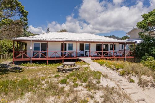 Poppy's Beach House - Beachfront Whangapoua Home