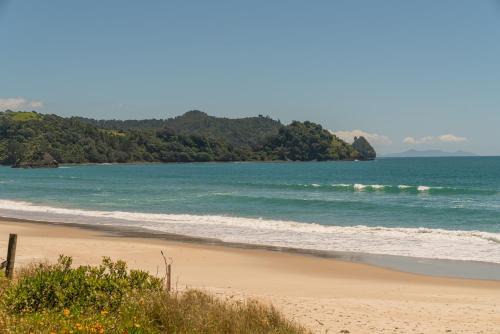 Poppy's Beach House - Beachfront Whangapoua Home