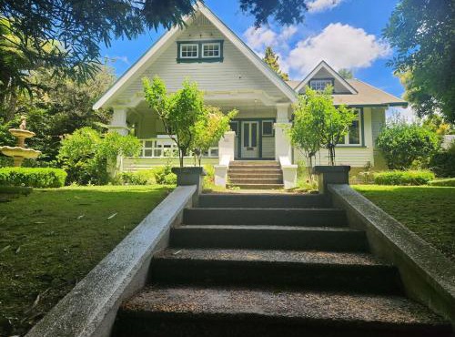 1920s Character Home & Private Garden Retreat in Te Kuiti