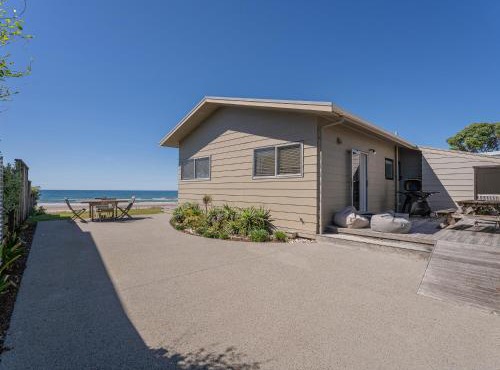 Beachfront Beauty - Whangamata Beachfront Home in Whangamata