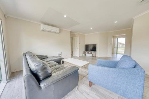 Relaxing 3BR Home by Wattle Downs Reserve in Auckland