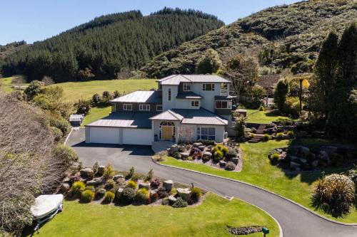 Green Haven Lake House - Lake Views Games Room & Spa Pool