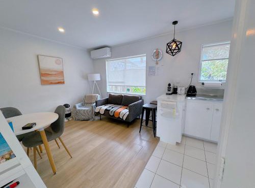 Bright Eden Park two bed townhouse private parking