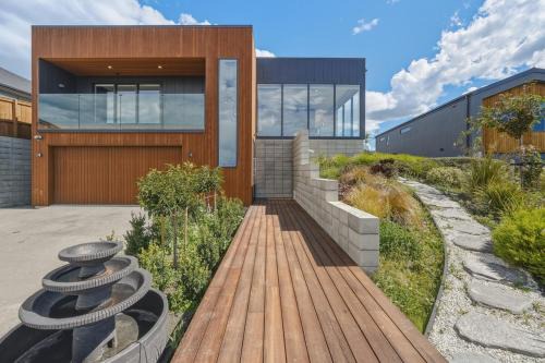 Suncrest Retreat- Christchurch Holiday Home in Christchurch