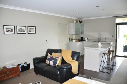 Parnwell Villa Apartment - The Tropical Oasis