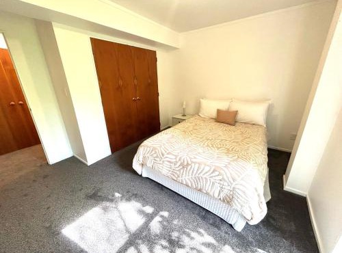 St Okes Apartment- Peaceful retreat set in native bush - Modern - Comfortable and Quiet in Lower Hutt