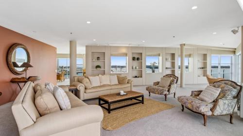 Unrivalled 3 Bed Residence Epic Harbour Views in Auckland