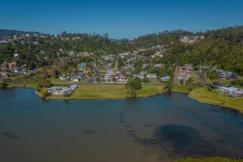 Kingfisher Lodge Waterfront Retreat