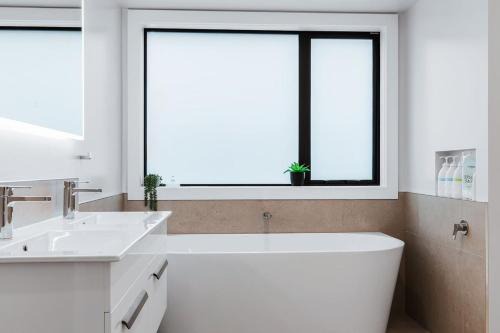 Premium Lake Taupo Home - Walk to Lake & Café
