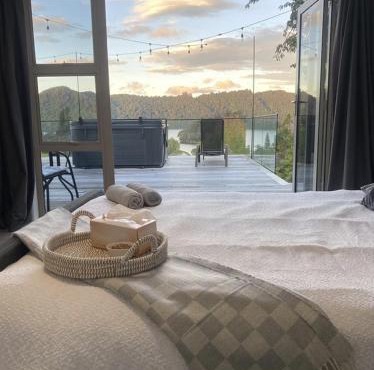 Stylish Lake Ōkāreka Retreat Views, Spa in Rotorua