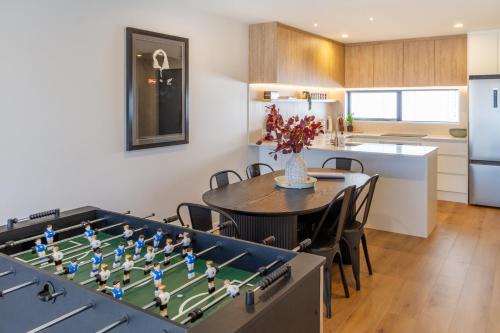 Game Day Getaway, 2BR Townhouse plus Parking in Christchurch