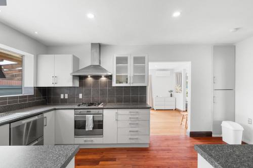 Peaceful four bedroom holiday house near airport in Christchurch