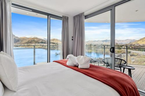 Sunlit Serenity Lakefront Apartment in Queenstown
