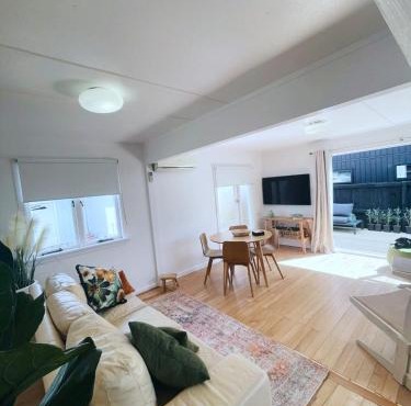 Five Olives Holiday House - 350m to beach in Orewa