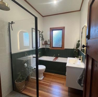Chic 4 bedroom City Home with large Garden