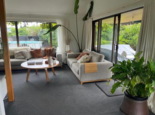 The Lighthouse - Stunning Sun Filled Home in Tauranga