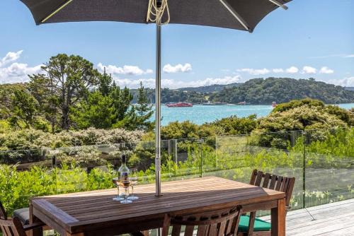 Te Whau Bach Two by Stay Waiheke in Te Whau Bay