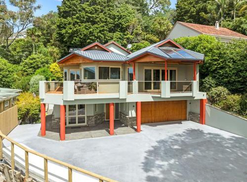 Stylish Group Getaway with views! Hot tub, Games Room in Whangarei