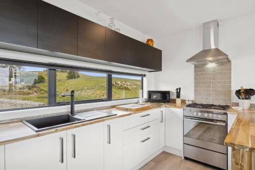 Seabreeze Lookout - Moeraki Holiday Home in Moeraki