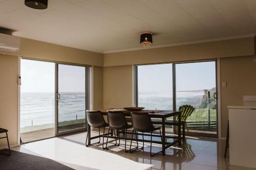 ABC on Wanaka Bay - beachfront home w. ocean views in New Plymouth