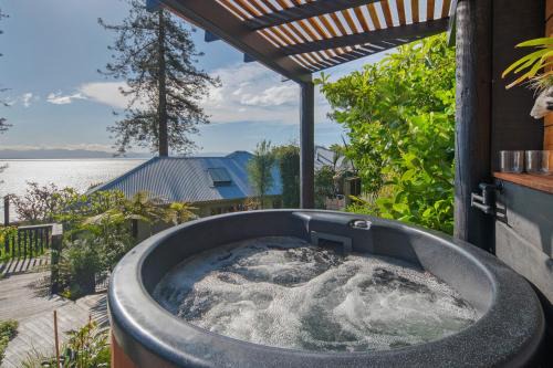 Bangalow Bach - Views, Hot Tub, Sauna & Cold Plunge in Nelson