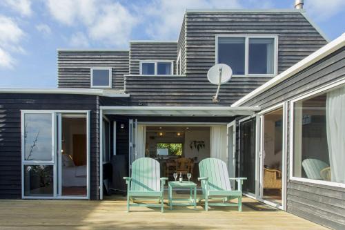 Chester Cottage Beachfront - direct ocean access in Oakura