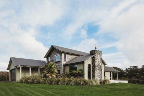 Serenity Lodge Getaway - with river views in Egmont Village