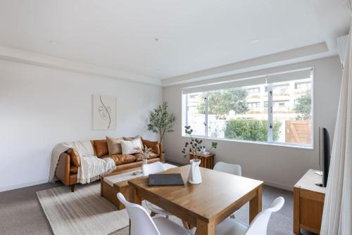 Sunny Courtyard Dreaming Downtown with Pool & Gym
