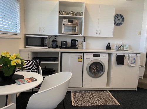 Maison Blue - Chic Garden Apartment - Pet Friendly