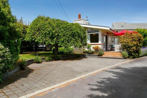 Kiwiana Cottage 1 minute walk to the lake