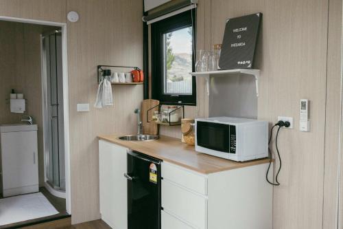 Country Garden Retreat by Tiny Away in Patearoa