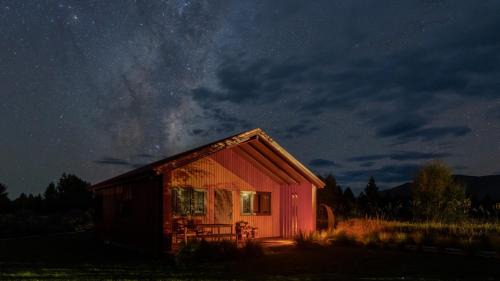 Red Hut - touch of luxury - Twizel in Twizel