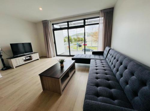 Hutt Central Brand New 3 bedroom 2 Bath Spacious House with Balcony Private garage- 15 Mins to Wellington CBD