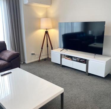 Luxury 3 Bed Townhouse By Hagley Park With Garage in Christchurch
