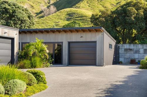 120m to Wainui Beach - Modern Coastal Unit in Gisborne