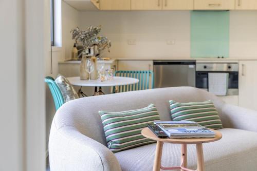 Modern Viaduct Apartment w pool gym Skytower views in Auckland