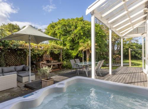 Beautiful villa in Napier with spa