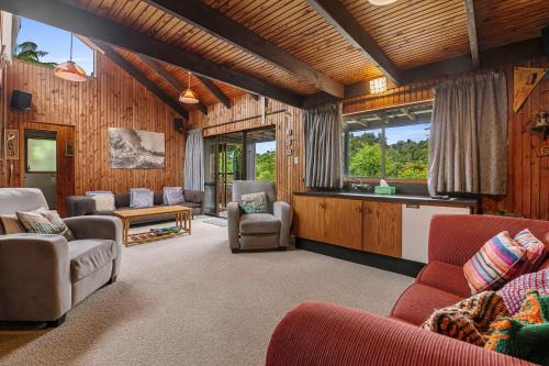 Lakeside Villa - Lake Rotoiti Holiday Home in Rotorua
