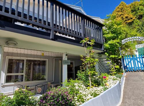 Entire ground floor with full-privacy and family-friendly popular to ferry catchers