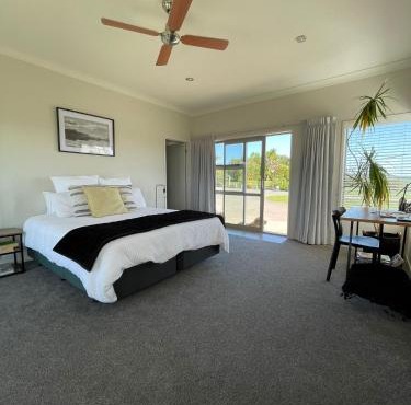 Views to unwind - self contained unit w/king bed