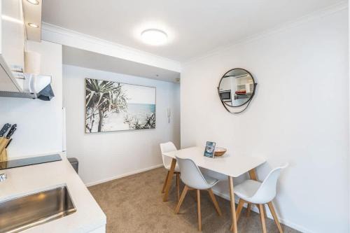 Central 3BR Full Kitchen & Amenities Zodiak Stays