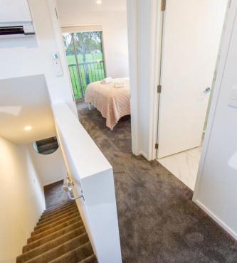 2 Bedrooms overlooking Park - Exquisite Views in Christchurch