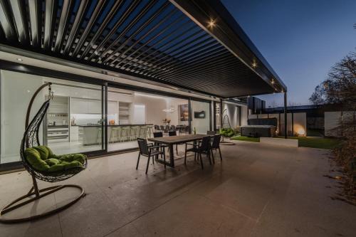 How the 1percent Live - Waiwetu St Sleeps 15 in Christchurch
