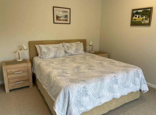 Warm, sun filled apartment in Wanaka